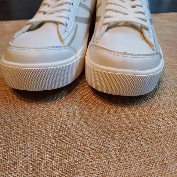 Tretorn White and Silver Women's Sneakers LIKE NEW! BUT TAGS REMOVED! Size 8 - Picture 4 of 7